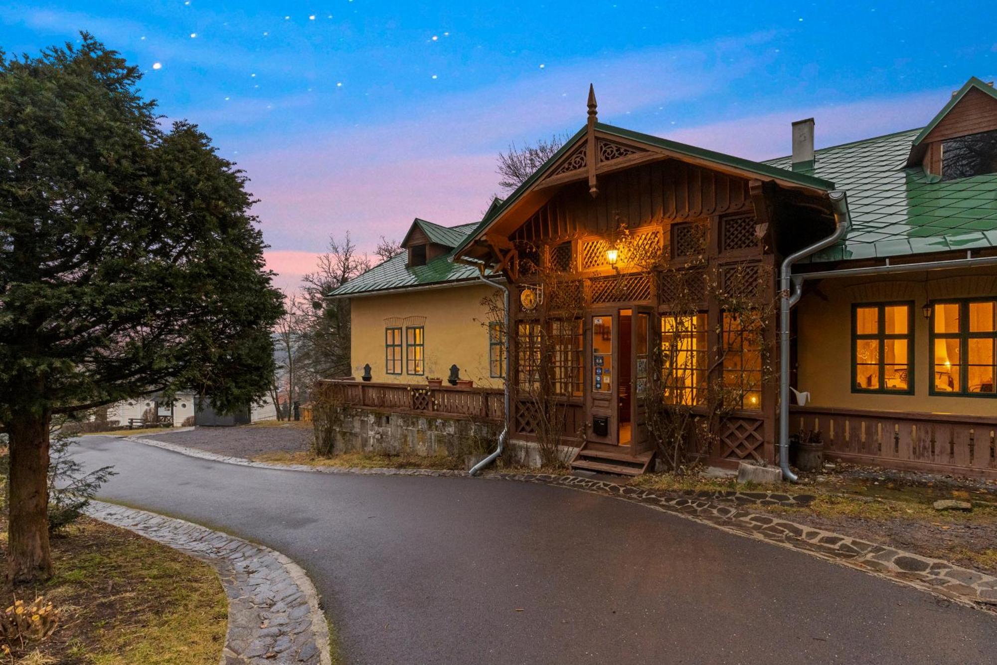 Sovi Dom- Historicke Apartmany Z 19 Storocia, 4Km Od Banskej Stiavnice Svätý Anton エクステリア 写真